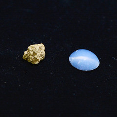 图5.自然界石头和碳酸钙寡聚体交联得到的碳酸钙材料对比图。